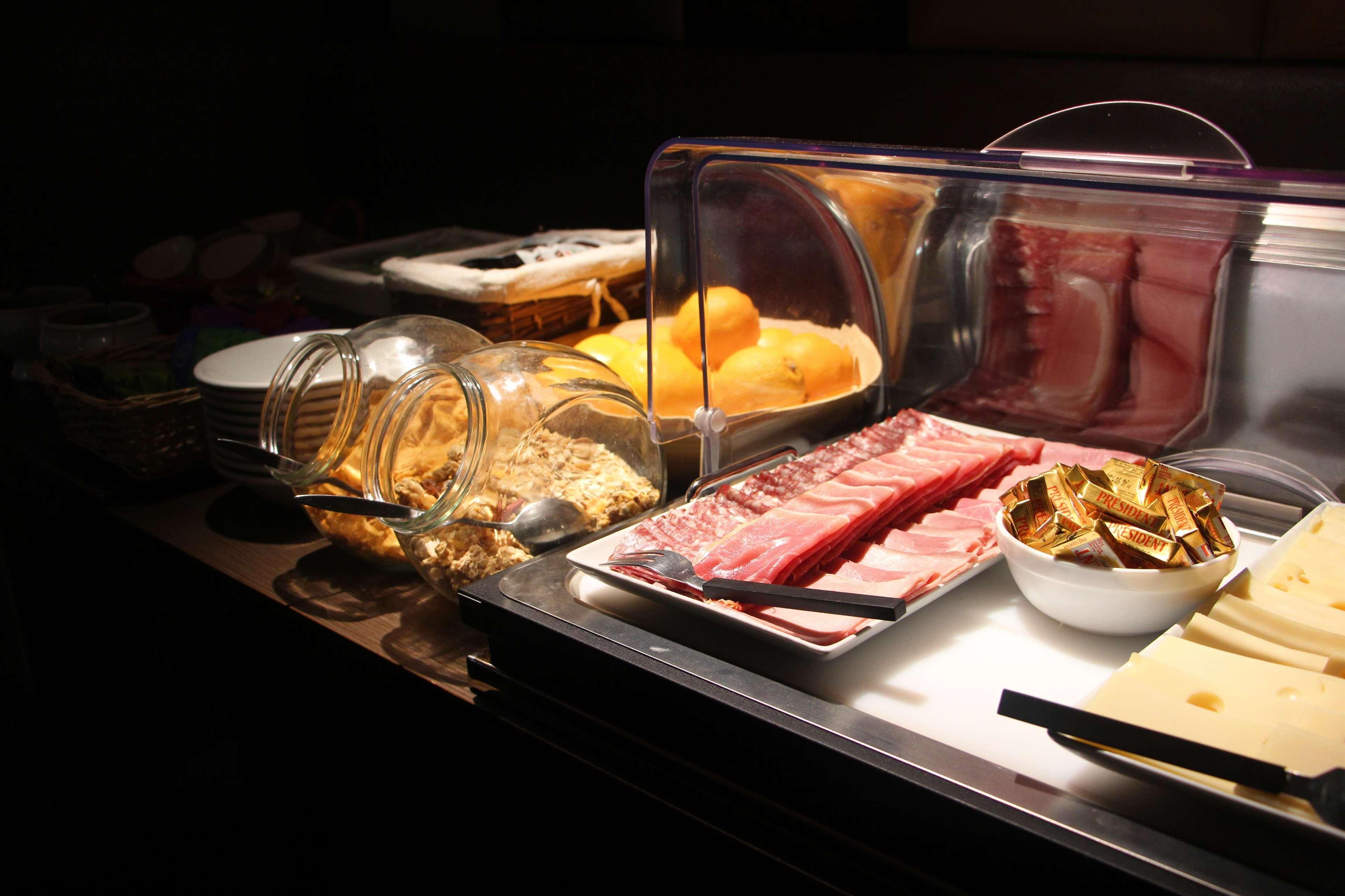 Kyriad Restaurant Centre Spa Vichy Zewnętrze zdjęcie